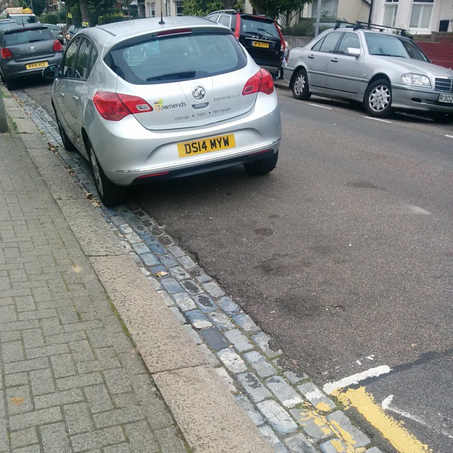 DS14 MYW displaying Inconsiderate Parking