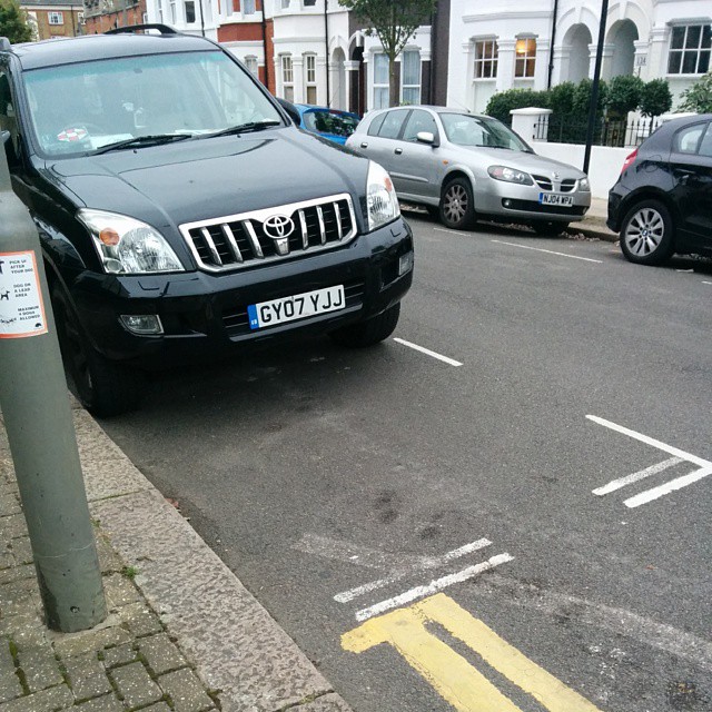 GY07 YJJ displaying Inconsiderate Parking