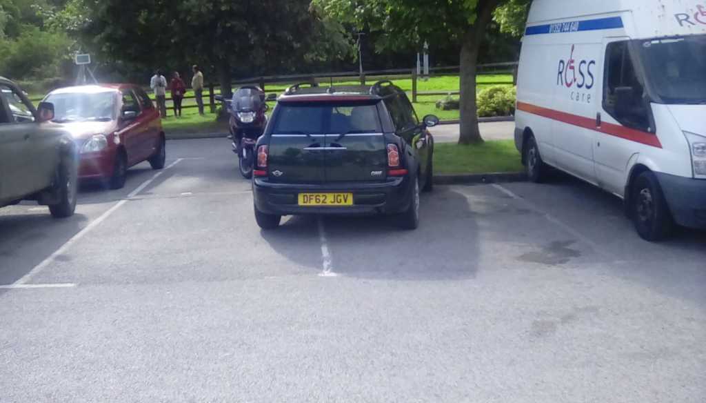 DF62 JGV displaying Inconsiderate Parking