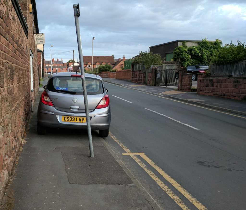 DS09 LWV displaying Inconsiderate Parking