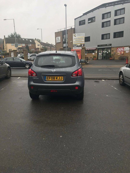 EF08 KJJ displaying crap parking