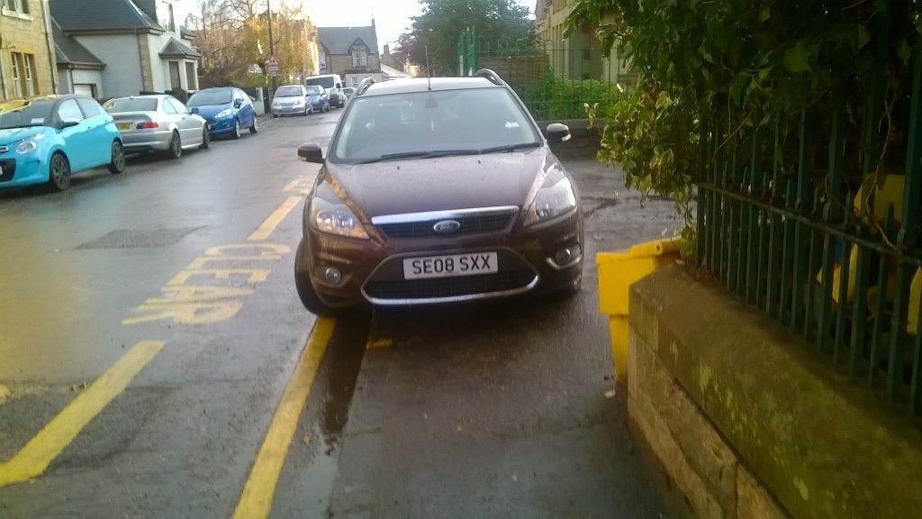 SE08 SXX displaying Inconsiderate Parking