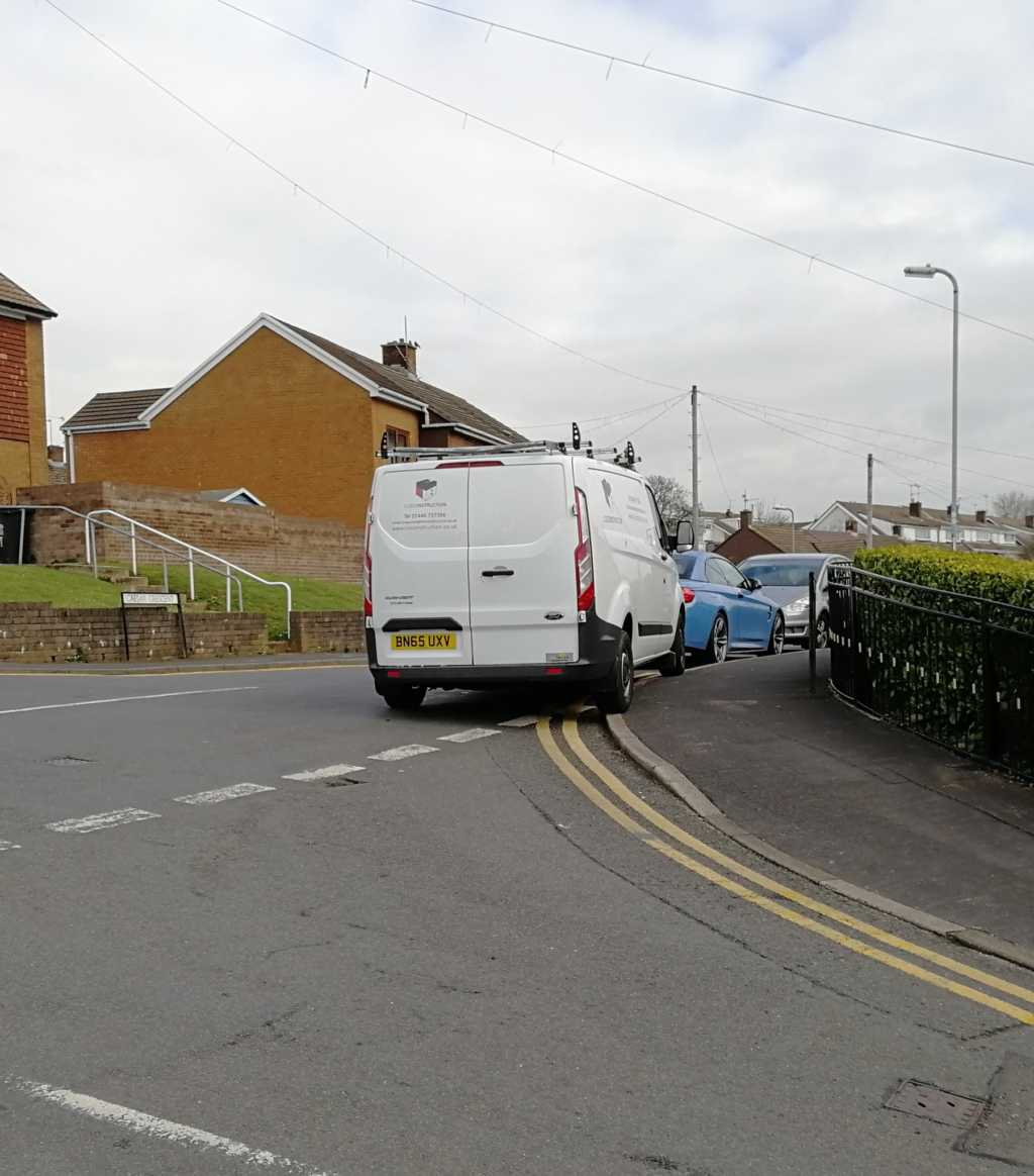 BN65 UXV displaying Inconsiderate Parking