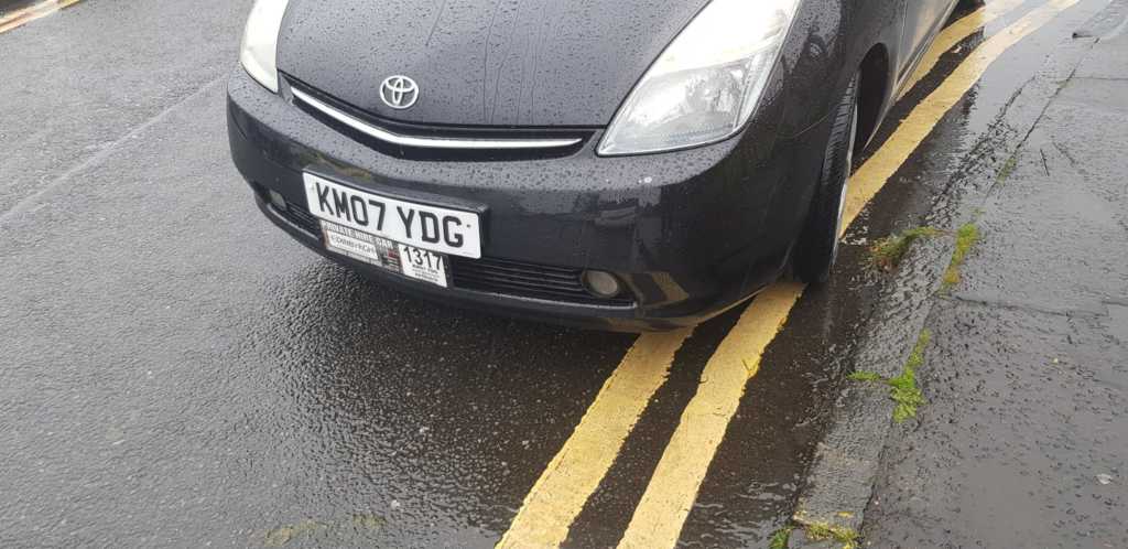 KM07 YDG displaying crap parking