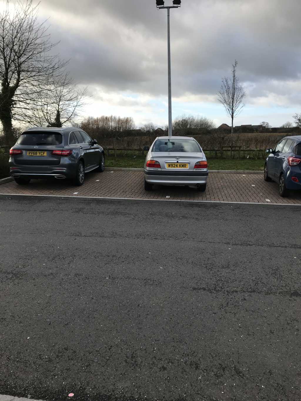 W924 KMR displaying Selfish Parking